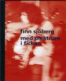 med ett plektrum..